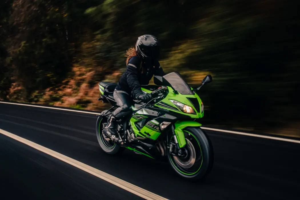 Jak dobrać rozmiar kasku motocyklowego? Praktyczny poradnik krok po kroku