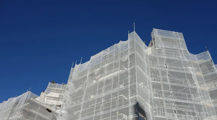 Siatka budowlana — jak zadbać o bezpieczeństwo prac na wysokościach i ograniczyć ryzyko upadków?