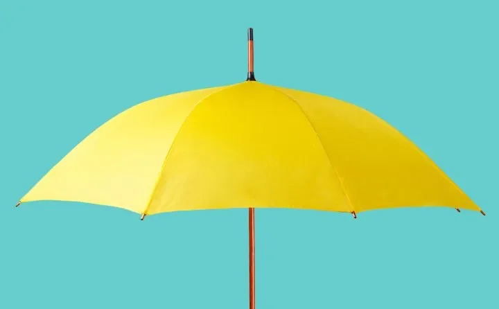 Jak wybrać parasol reklamowy, który będzie promował Twoją markę nawet w deszczu