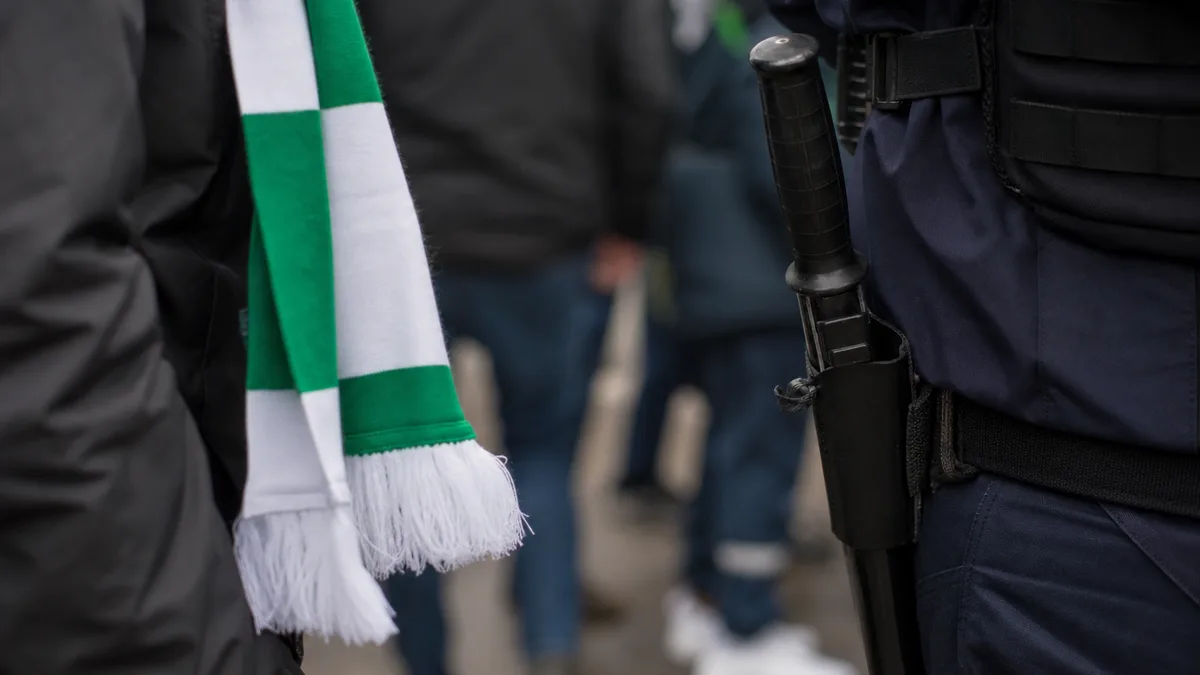 Przemarsz kibiców przez Rzeszów pod eskortą policji. Mecz bez zakłóceń