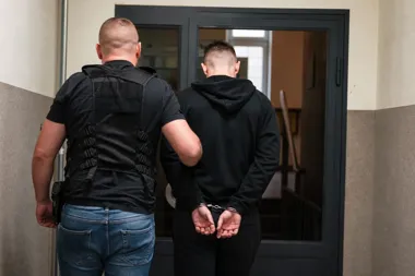 62 zarzuty dla 11 podejrzanych. Policjanci z Nowej Dęby zakończyli śledztwo w sprawie przestępczości narkotykowej