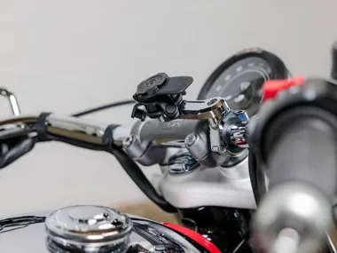 Uchwyt motocyklowy na telefon — czy jest potrzebny?