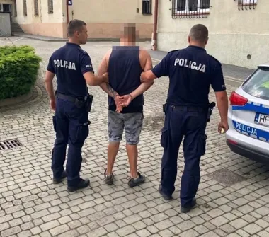 Zarzuty za rozbój i kierowanie gróźb. Policjanci zatrzymali pięć osób - Aktualności Policja Podkarpacka
