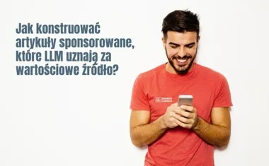 Mężczyzna w czerwonej koszulce uśmiecha się, patrząc na telefon; po lewej pytanie o artykuły sponsorowane dla LLM.