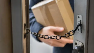 Atrakcyjna oferta przy drzwiach może skończyć się kradzieżą w mieszkaniu
