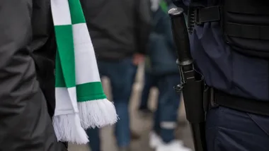 Przemarsz kibiców przez Rzeszów pod eskortą policji. Mecz bez zakłóceń