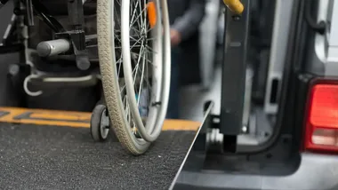 Bezpłatne meleksy na cmentarzu Wilkowyja. Pomoc dla seniorów