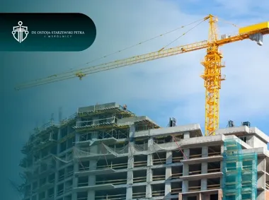 Niedokończony budynek w budowie z żółtym dźwigiem wieżowym na tle nieba