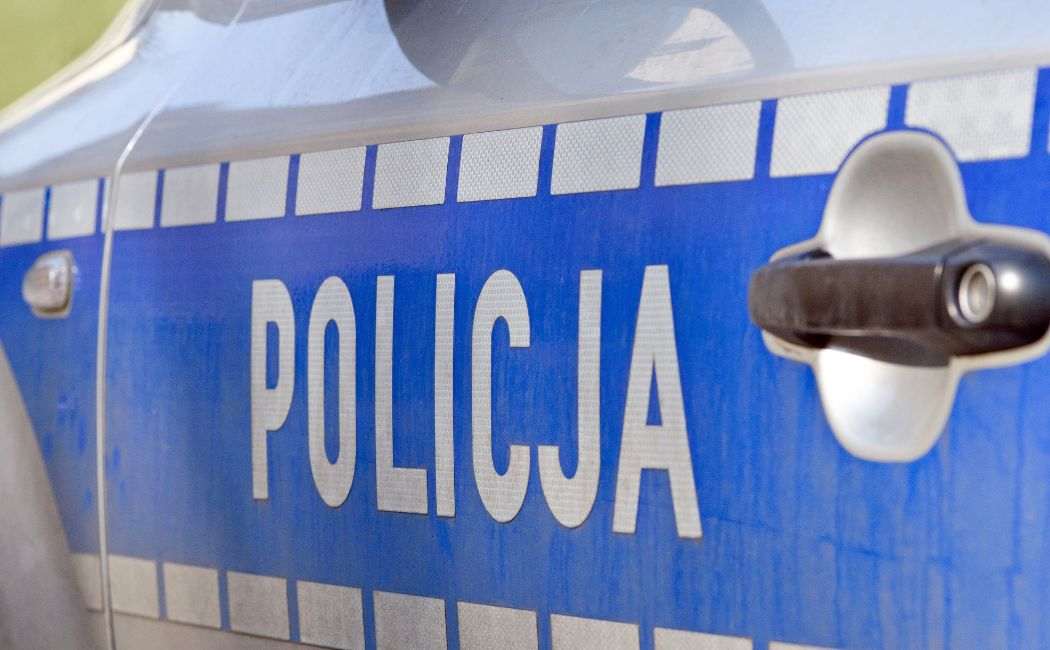 KWP Rzeszów: Policjanci pomogli zatrzaśniętej w aucie 4-latce