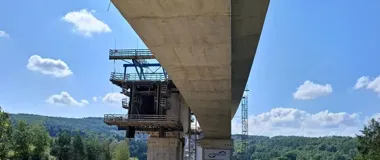 Najwyższa estakada w Polsce rośnie na S19. Ma 80 metrów wysokości