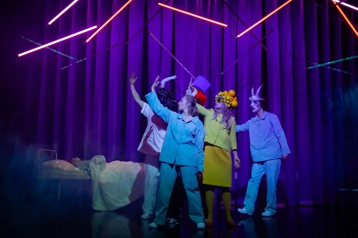 Teatr Maska rozmawia z młodzieżą o presji rówieśniczej w interaktywnym spektaklu