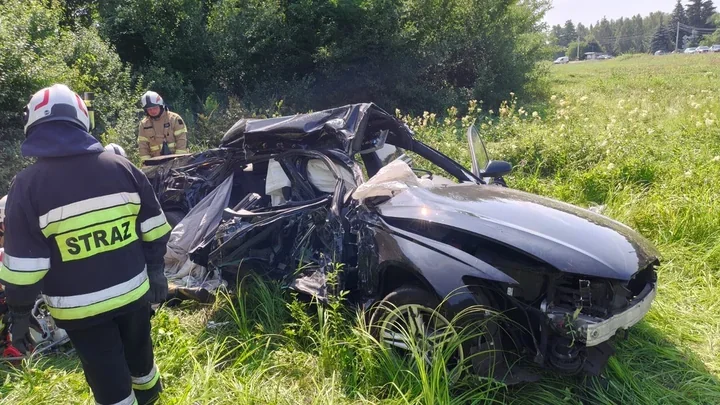 Kierowca Audi wjechał pod ciężarówkę. 49-latek trafił do szpitala w Rzeszowie
