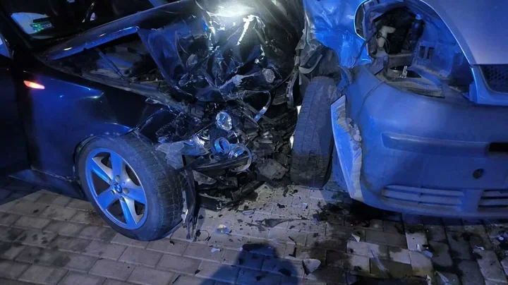 Pijany kierowca BMW uszkodził trzy auta. Potem groził policjantom