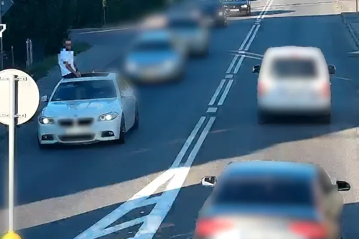 Pasażer siedział na dachu BMW. Kierowca odpowie przed sądem