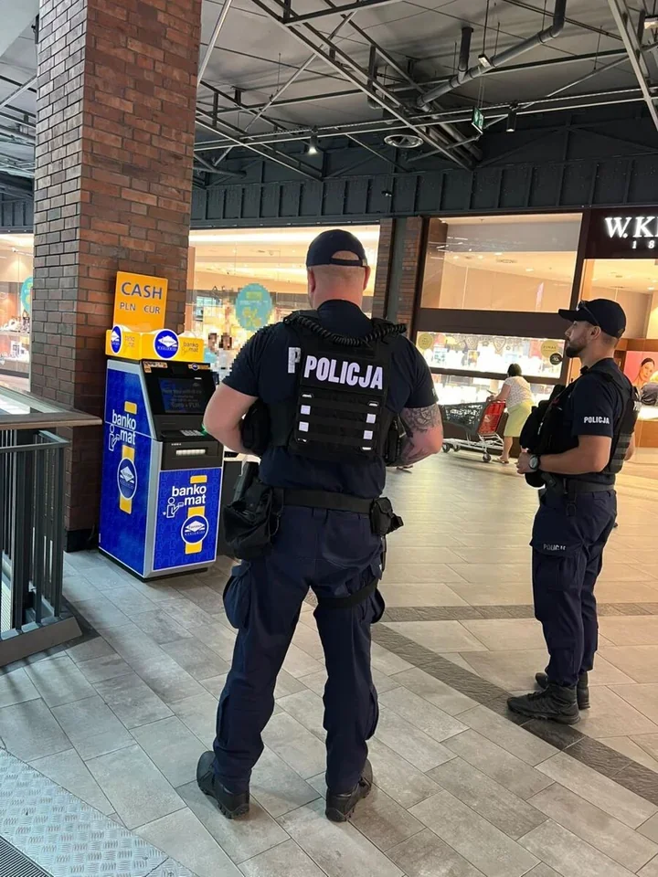 Zostawiła gotówkę w bankomacie. Policjanci znaleźli ją w galerii