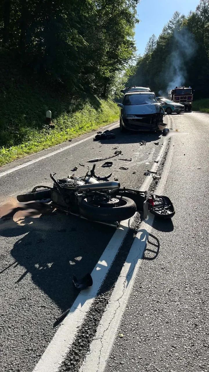 Motocyklista zjechał na przeciwny pas. Zginął po zderzeniu z Renault