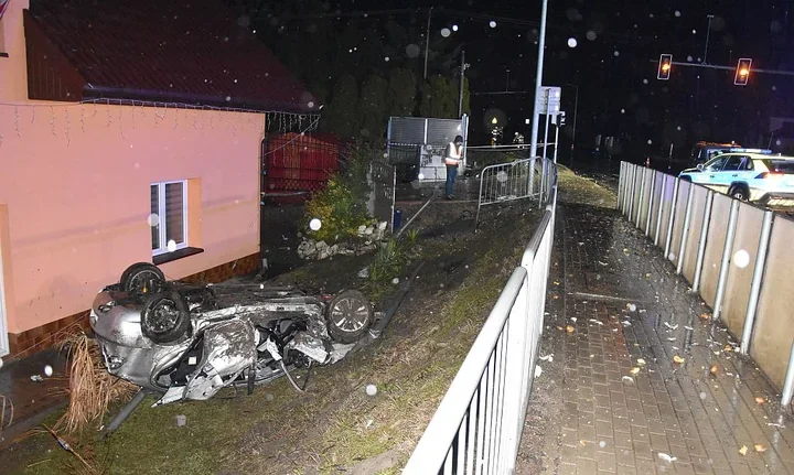 Ucieczka Seatem blisko 200 km/h zakończona dachowaniem i zatrzymaniem