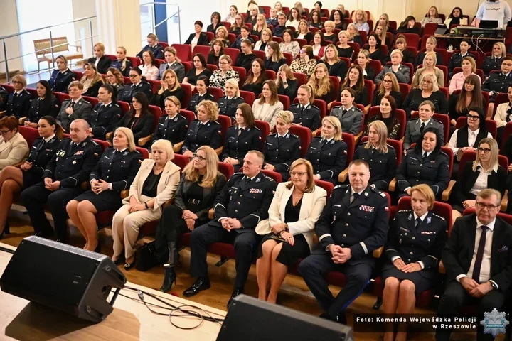 Komendant Policji - koncert w Rzeszowie, rozdano róże i postawiono stoisko profilaktyczne