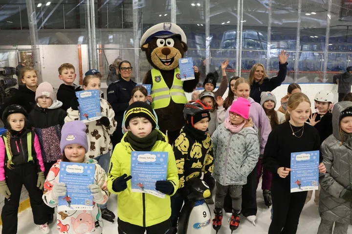 Na dębickim lodowisku mundurowi uczyli zasad bezpiecznego zimowego wypoczynku