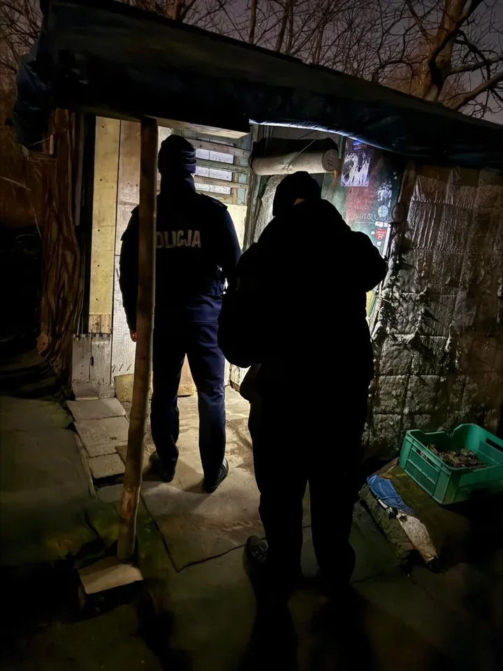 Nocne liczenie w Rzeszowie - policjanci dotarli do osób w pustostanach i na dworcach