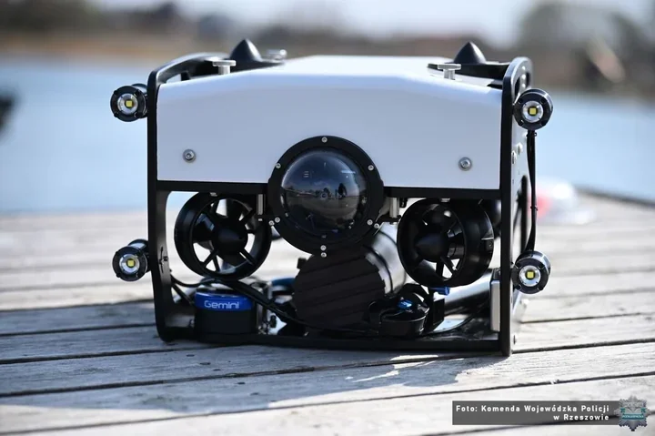 Pod wodą ruszył nowy sprzęt - rzeszowscy kontrterroryści sprawdzili go na jeziorze