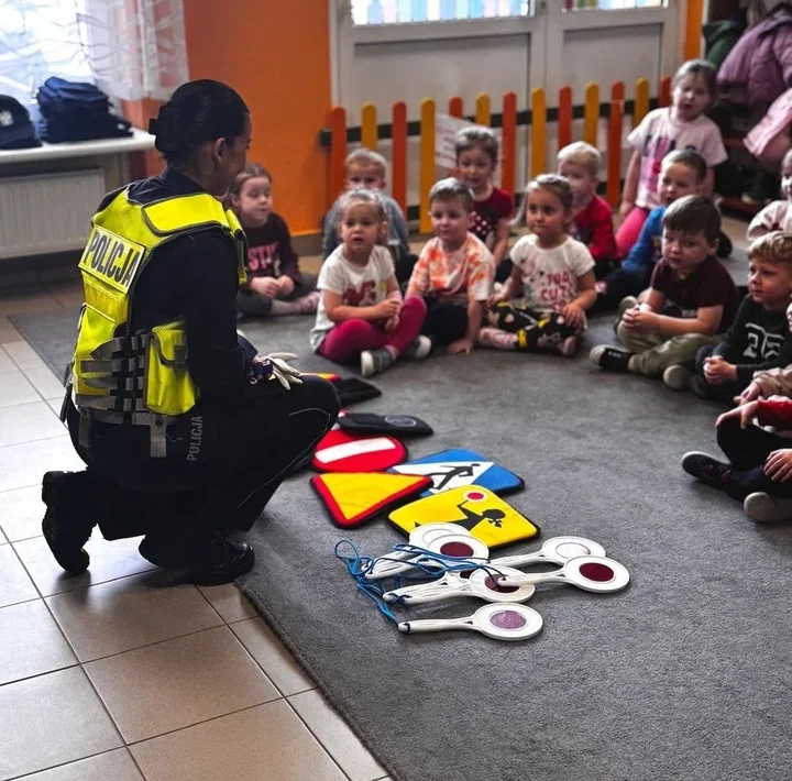Przedszkolaki jak mali funkcjonariusze - policjantki uczyły o bezpieczeństwie drogowym