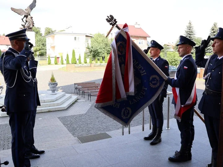 31 awansów w łańcuckiej komendzie. Policjanci świętowali dekadę ze sztandarem
