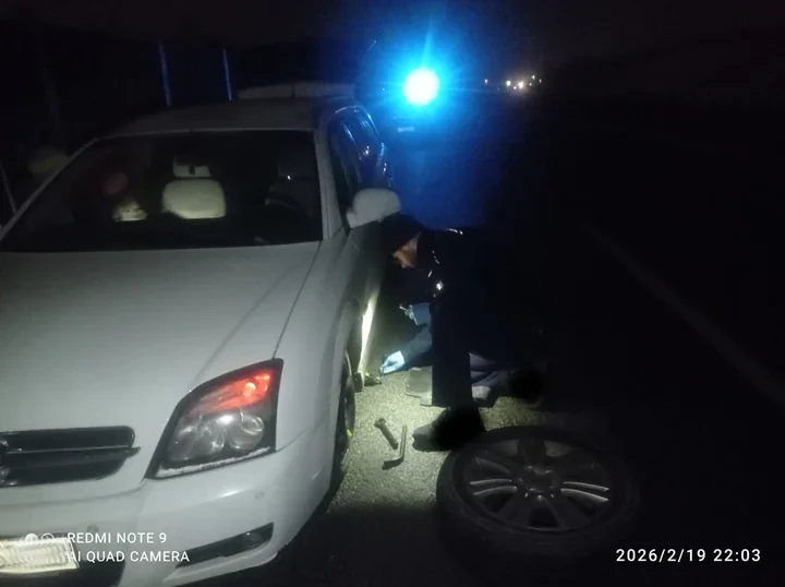 Dzielnicowy i żołnierz WOT zmienili koło - kobieta z dzieckiem bezpieczna