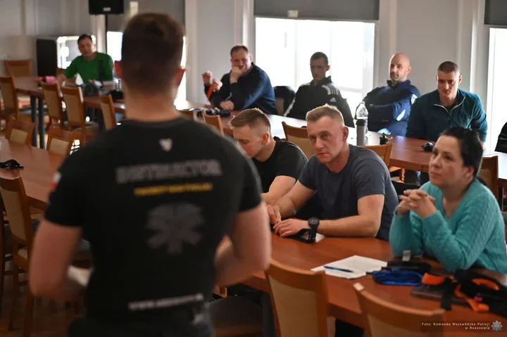 Policjanci z Rzeszowa ćwiczyli tamowanie masywnych krwotoków - certyfikat i praktyka w auli komendy
