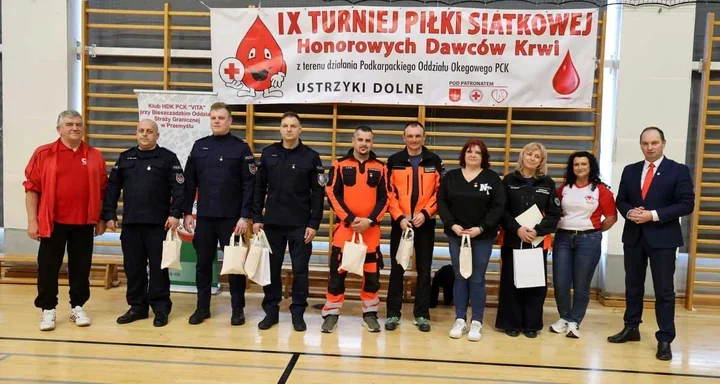 Policjanci uhonorowani na turnieju siatkarskim - odznaki dla dawców krwi
