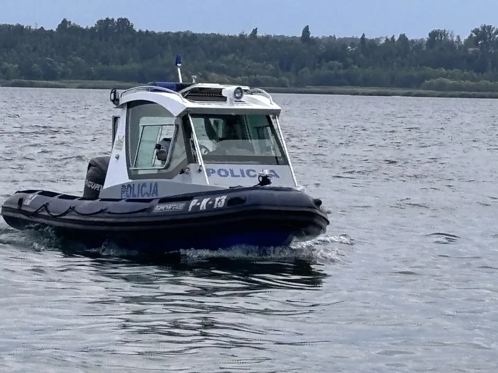 Burza odcięła ojca i syna na jeziorze. Policyjna łódź ruszyła w porę