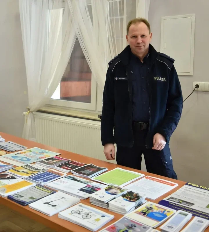 Zamiast apelu - policjant zaprezentował mundury i przestrzegł przed dopalaczami