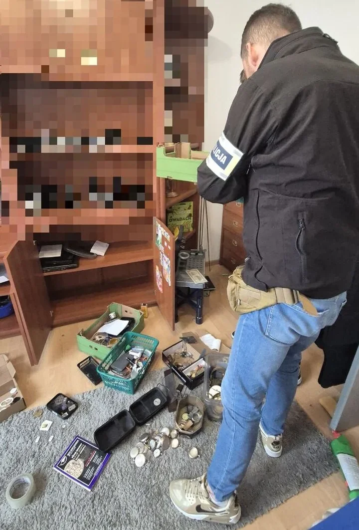 Fałszywy brylant i monety - senior stracił pieniądze, a policja namierzyła 33-latka