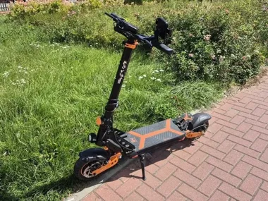 12-latek na hulajnodze uderzył w auto - finał z mandatami dla matki