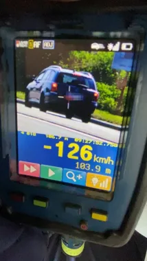 Kierowca Toyoty pędził 126 km/h. Zatrzymał się dopiero w lesie