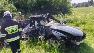 Kierowca Audi wjechał pod ciężarówkę. 49-latek trafił do szpitala w Rzeszowie