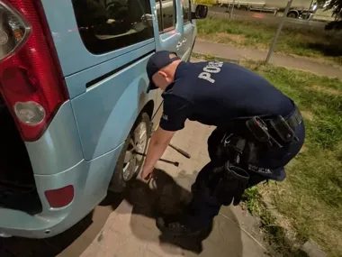 Przebita opona przed sklepem. Policjanci z Leska ruszyli z pomocą