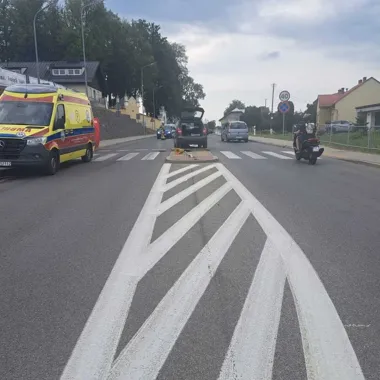 Kierowca zasłabł za kierownicą i staranował znaki. Policjanci byli pierwsi