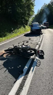 Motocyklista zjechał na przeciwny pas. Zginął po zderzeniu z Renault