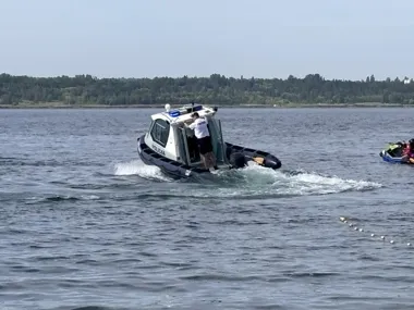 Byli po służbie. Nad Jeziorem Tarnobrzeskim uratowali tonącego mężczyznę