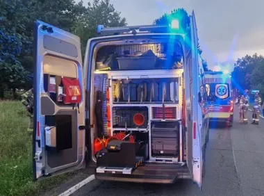 12-latek trzymał kolegę na hulajnodze. Chwilę później wjechał w Peugeota