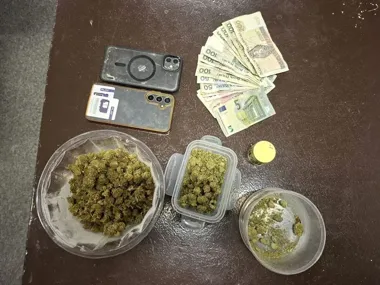 Marihuana, waga i gotówka w mieszkaniu 20-latka - teraz czeka go areszt