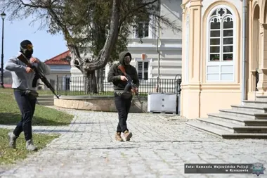 W Tyczynie ćwiczyli najgorszy scenariusz - kontrterroryści weszli do szkoły