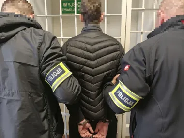 Oszustwo "na wypadek" - 75-latka straciła ponad 25 tys., odbierak trafił do aresztu