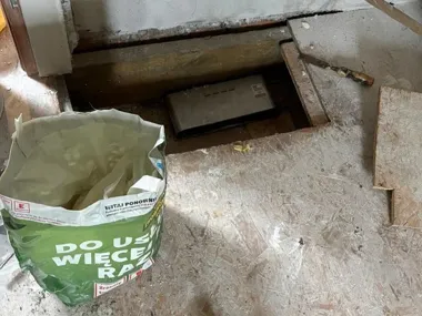 Pod podłogą trzymał narkotykową skrytkę - policja znalazła 2 kg