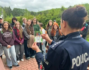 W Bieszczadach policjanci pokazali młodzieży, co najczęściej ratuje wyjazd