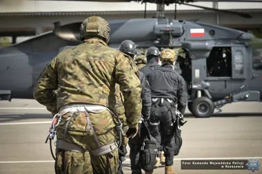Black Hawk nad Podkarpaciem - kontrterroryści ćwiczyli desant w terenie