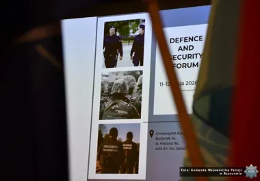 W Rzeszowie młodzież pytała o służbę - policjanci pokazali nabór od środka