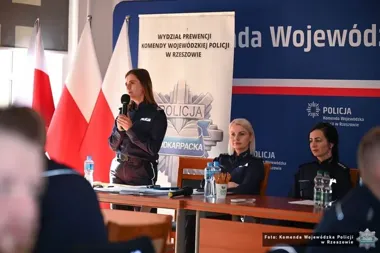 Kierownicy dzielnicowych z Podkarpacia przeszkoleni w Rzeszowie - Niebieskie Karty i kampania