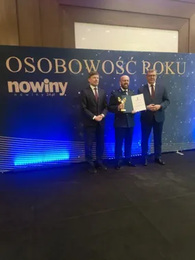 Płonący budynek i ewakuacja 93-latki dały mu tytuł roku